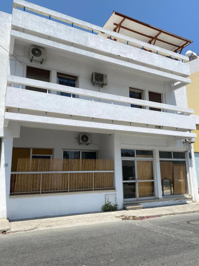 Past Or Trail Hostel ลาร์นาคา ภายนอก รูปภาพ